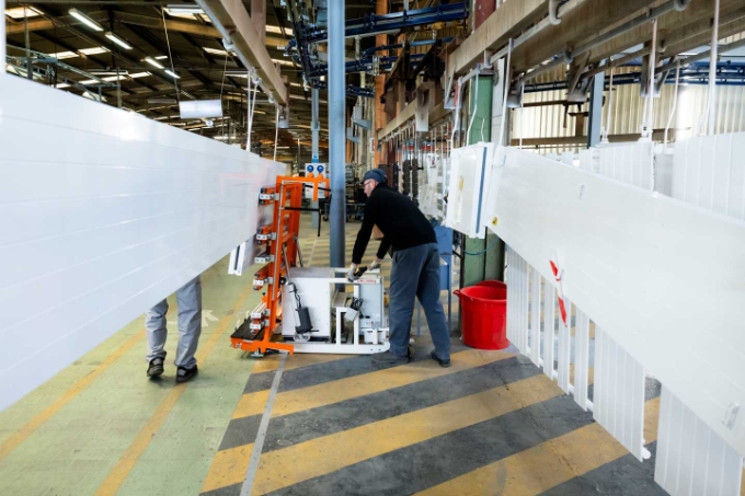 Vue d'une situation de travail dans l'entreprise Zehnder. Vue d'une situation de travail dans l'entreprise Zehnder.